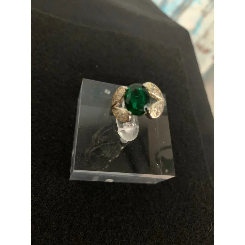 Sterling Silver Ring with Central Green Stone - Picture 5 of 8